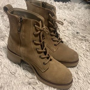 Blonde waterproof boots